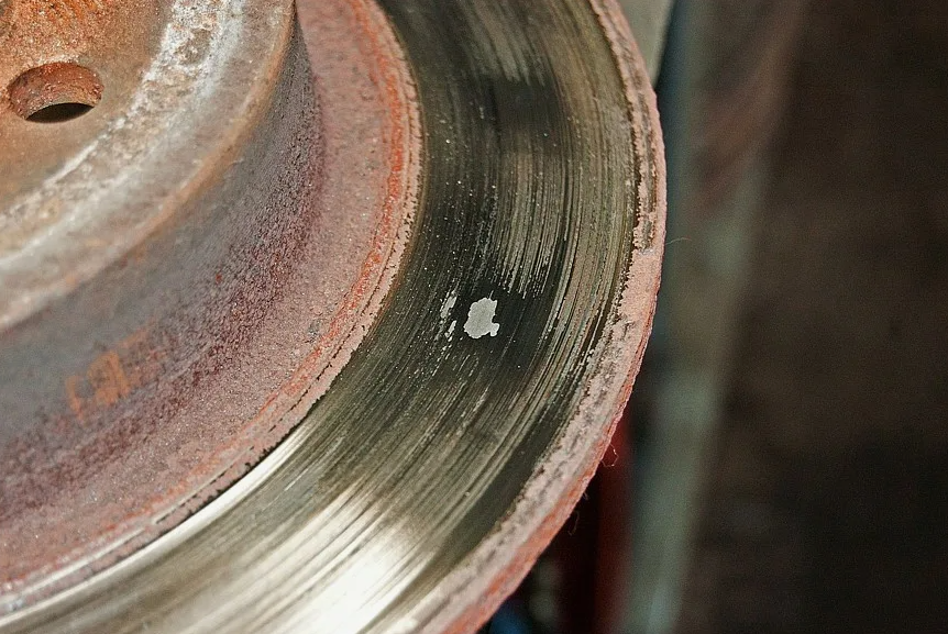 Оранжевый цвет дисков говорит о том, что тормозной диск был перегрет. Фото взято с сервиса Яндекс.Картинки.