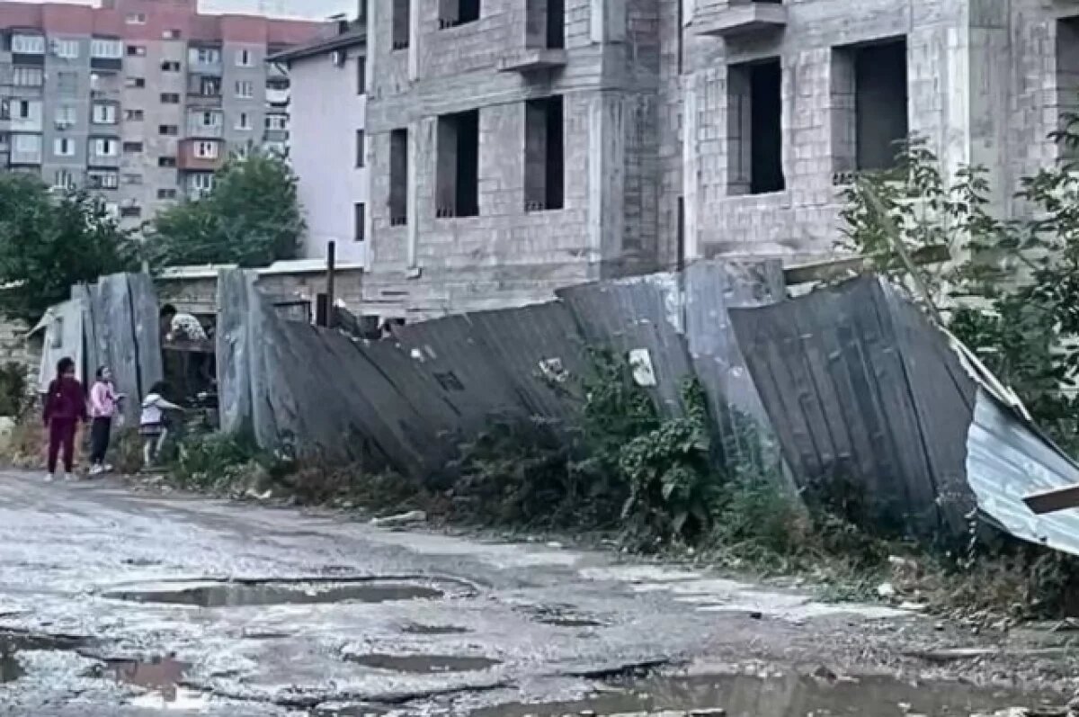    В Нальчике дети рискуют жизнью рядом с опасной недостройкой