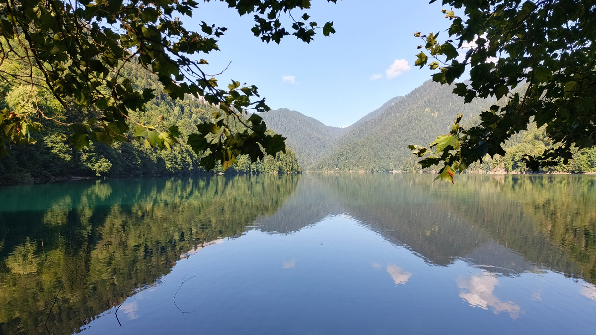 Озеро Рица в 6 часов утра. Август 2025. Фото автора.