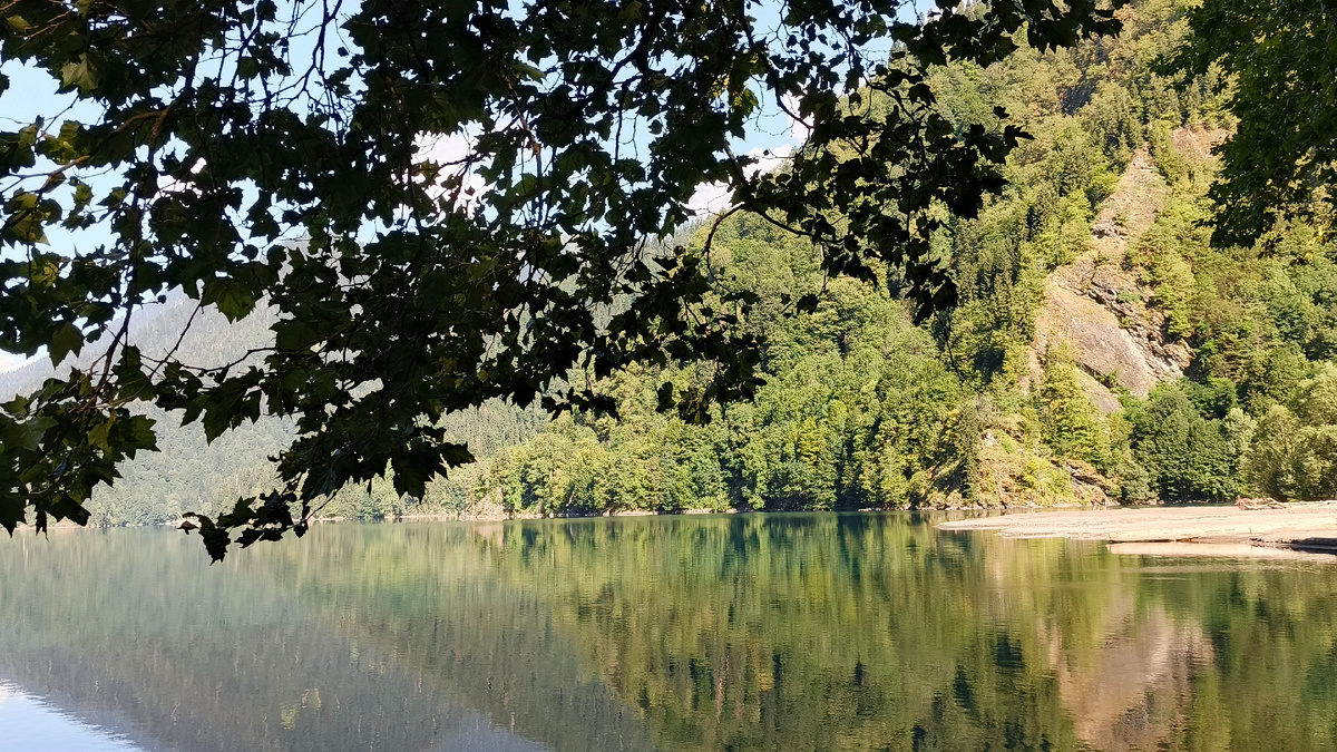 Озеро Рица в 6 часов утра. Август 2025. Фото автора.