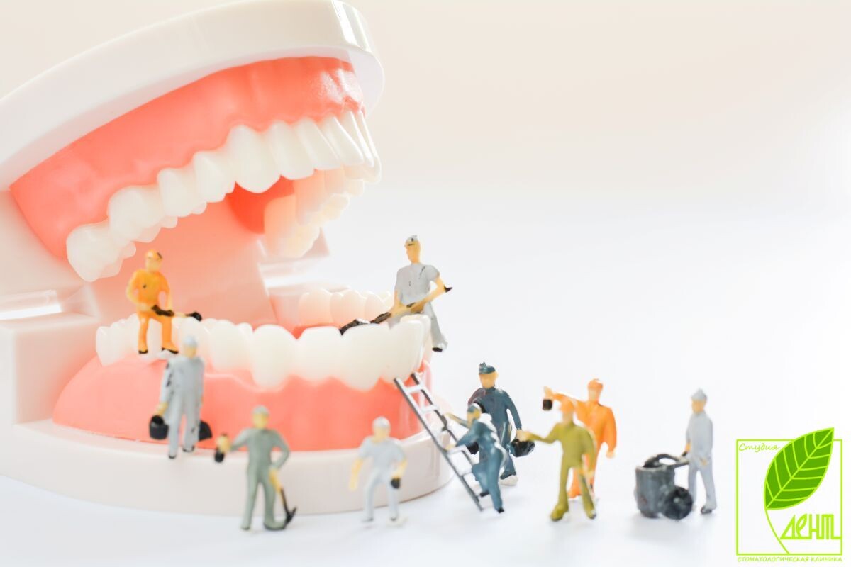 Современные протоколы поддерживающей терапии включают контроль 
глубины зондирования, оценку состояния мягких тканей и регулярную 
проверку качества домашнего ухода. Индивидуализированные схемы 
наблюдения позволяют своевременно выявлять осложнения и повышают 
вероятность сохранения имплантатов на долгие годы.



