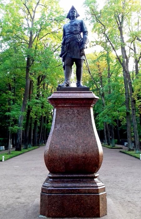 Памятник Петру 1 на Монплезирской аллее /фото из личного архива, 2017/