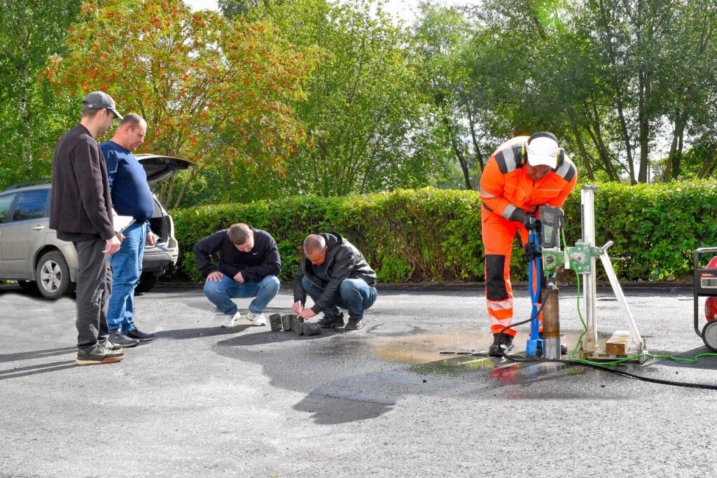 Комиссия тщательно проверяет качество асфальта