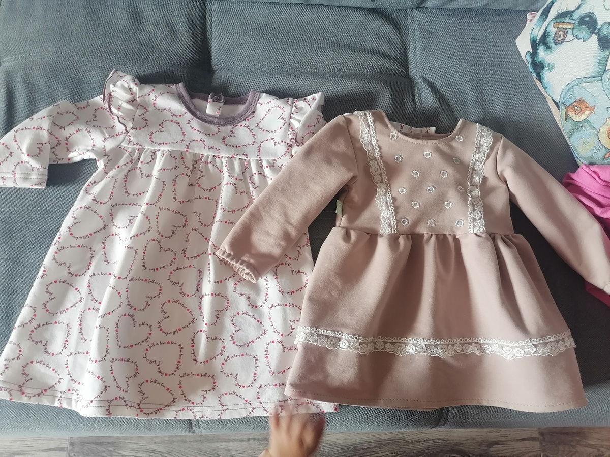 Оба куплены в местном магазинчике. Слева утеплённое слегка, справа просто красивое 😁