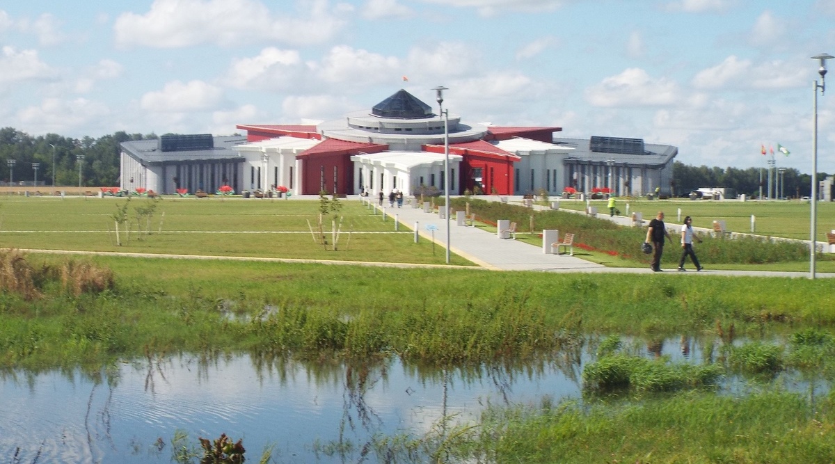 Свежепостроенный музей Славы Могилёвщины. Болотце на переднем плане – как-то не очень вписывается