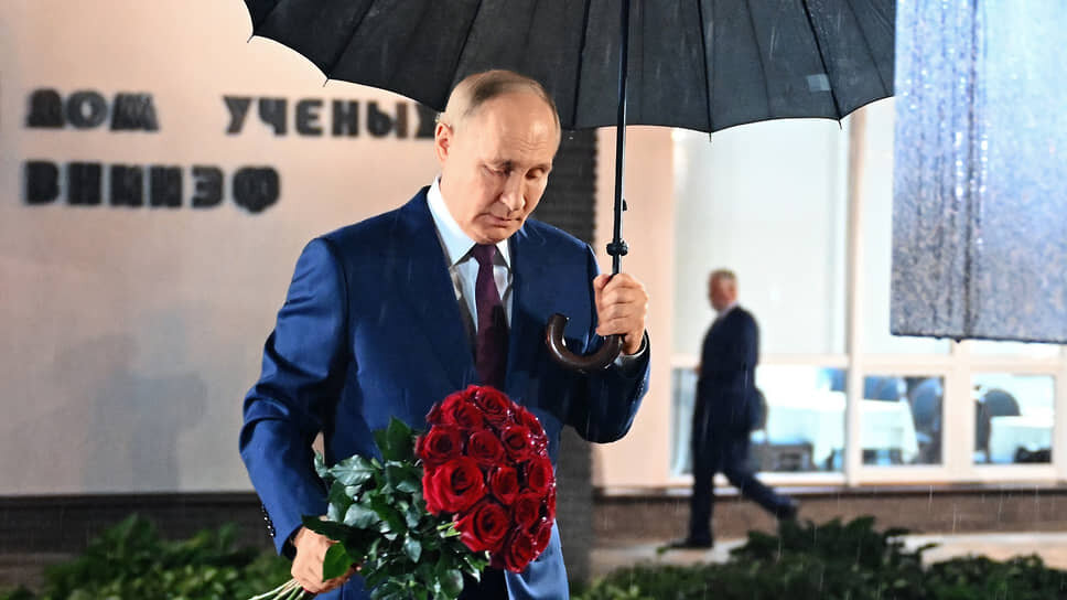 Президент Владимир Путин возлагает цветы к памятнику одному из создателей ядерной бомбы в СССР Юлию Харитону в Сарове.📷Фото: Дмитрий Азаров / Коммерсантъ