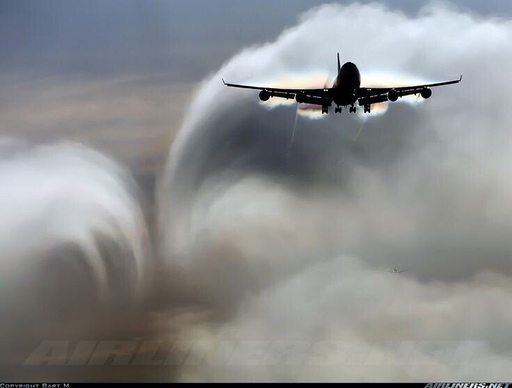 Болтанка (турбулентность) — это совершенно нормальное и, как правило, безопасное явление, знакомое каждому, кто летал на самолете. Возникает она из-за неравномерного движения воздушных масс.

Представьте себе лодку, плывущую по воде. Если вода гладкая, лодка идет ровно. Но если на воде волны, лодку начинает покачивать. Самолет в воздухе ведет себя похожим образом. Воздух — это не невидимая пустота, а газообразная среда, которая может двигаться с разной скоростью, в разных направлениях и иметь разную плотность.

Вот основные причины, которые вызывают эти "воздушные ямы" и покачивания:
