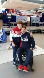 Первый год после реабилитации я провел дома с мамой и папой. Жили на восьмом этаже в панельной девятиэтажке, никуда не выходил. Подышать окно открывали — так гулял. Целыми днями я с помощью родителей активно занимался ЛФК. Папа придумал несколько тренажеров: резинки, гантели, жгуты. Однако для меня этого было недостаточно, и я принял решение переехать в реабилитационный центр «Голубое», под Зеленоградом. С главврачом договорились, что папа там работает, а я реабилитируюсь за папину зарплату. Мне хотелось отплатить родителям за доброту своими достижениями.