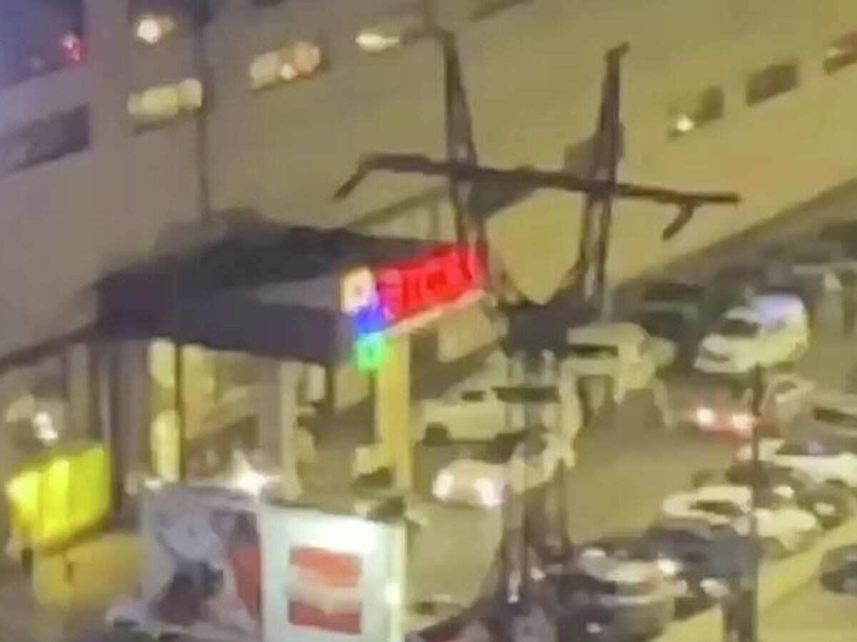    На месте происшествия, где молодой человек открыл стрельбу у ТЦ "Этажи" в ходе конфликта с другим мужчиной в Махачкале© Кадр видео из соцсетей