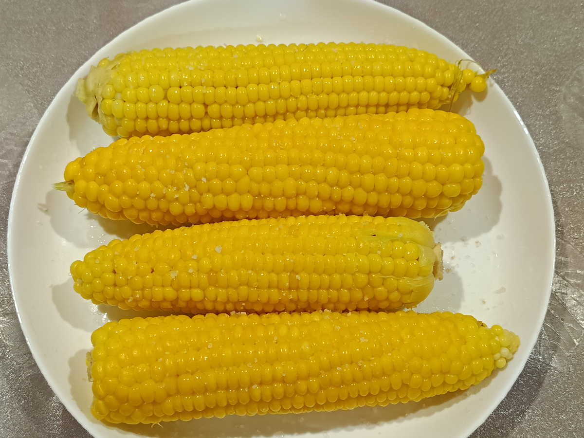 Уже готовая , с маслом и солью.