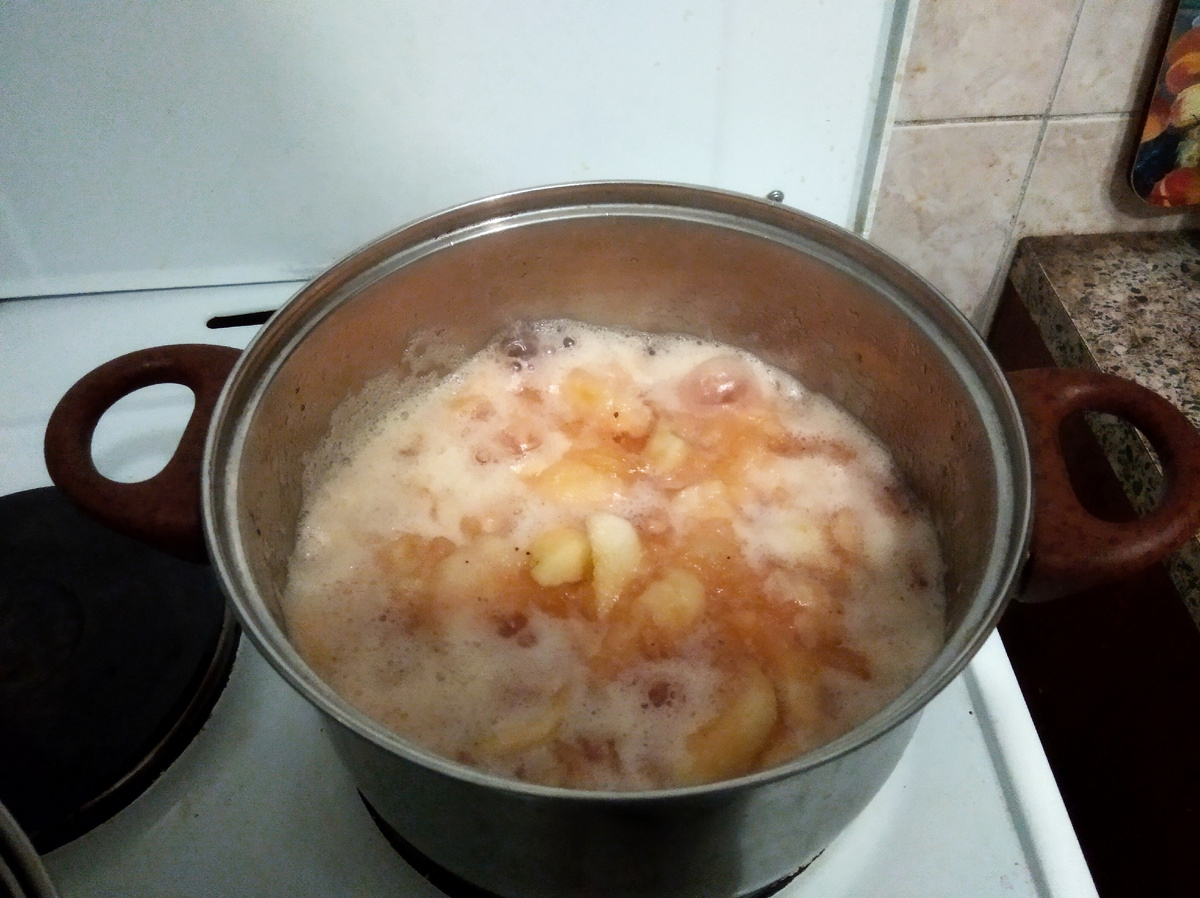 Яблоки в сиропе закипели