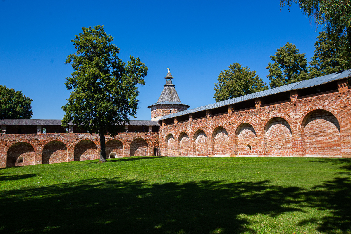 Зарайский кремль. Территория совсем небольшая, аккуратная и уютная. Здесь как-то всё гармонично и многое излучает порядок. Зарайск, Московская область. Фото автора статьи 