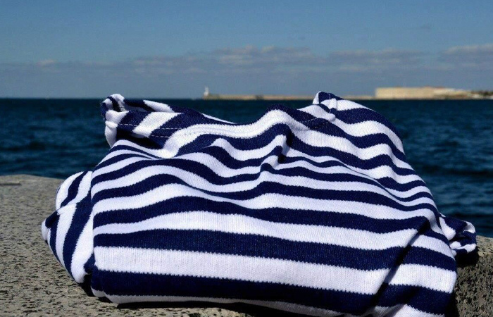 В тельняшке моряки становятся заметными на фоне моря.