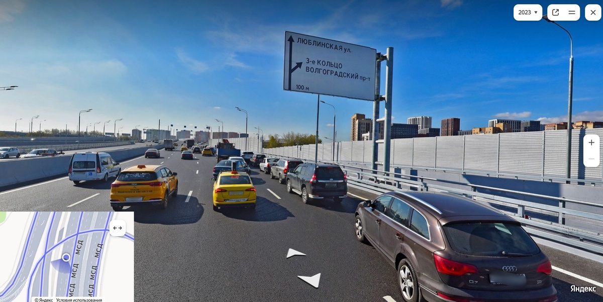 Даже на Яндекс-панорамах зафиксирована эта пробка, хотя они наверняка снимали в выходные