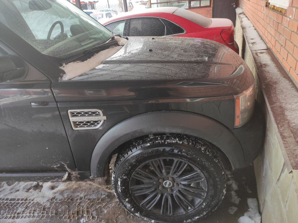 Ради прикола решил припарковаться поближе к стене у входа в магазин. Думал там еще сантиметр есть, оказалось, что около миллиметра. Забавно было наблюдать за лицами прохожих, которые внимательно рассматривали машину, пытаясь понять повреждена она или нет.