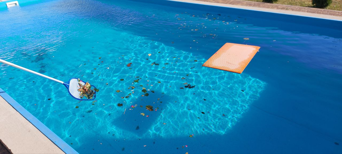 Ветер сдул даже толстый резиновый коврик.