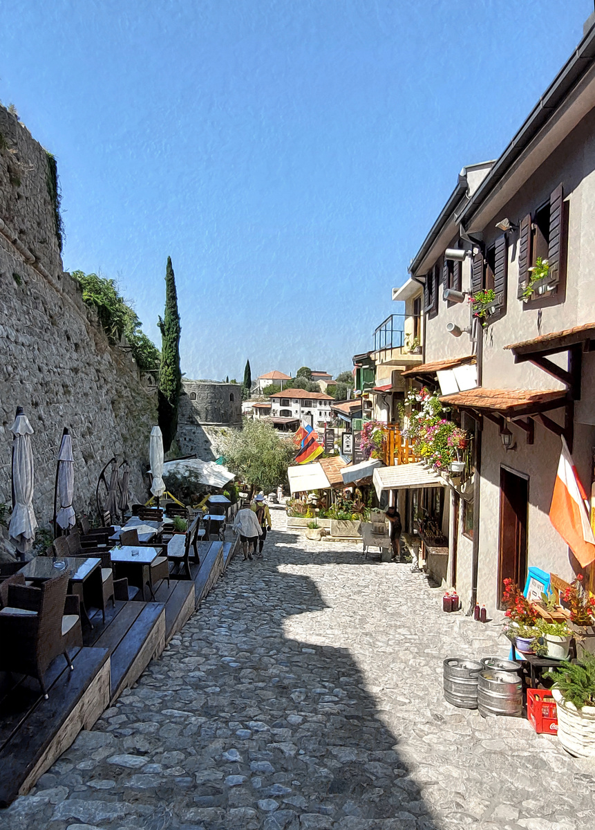 Улочка из Нового в Старый Бар. Черногория.