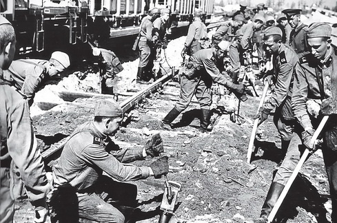 Многонациональный состав отделения железнодорожных войск на строительстве моста