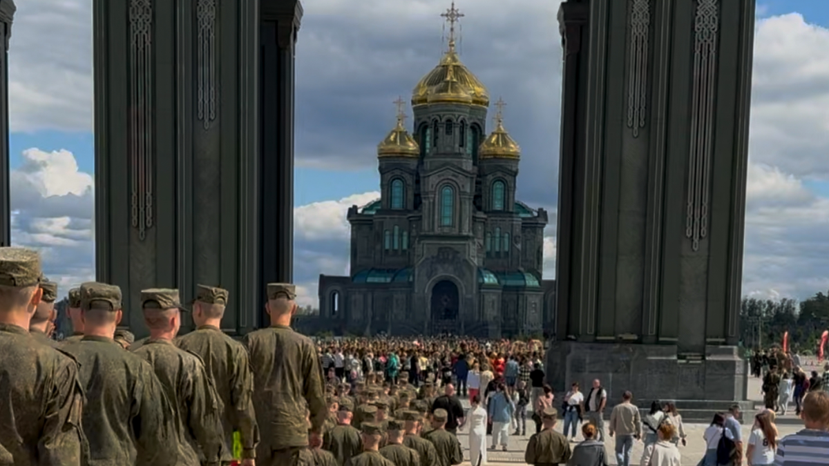 Храм Вооруженных сил Российской Федерации. Фото сделано 17 августа в День воздушного флота России. Здесь не всегда настолько много людей.