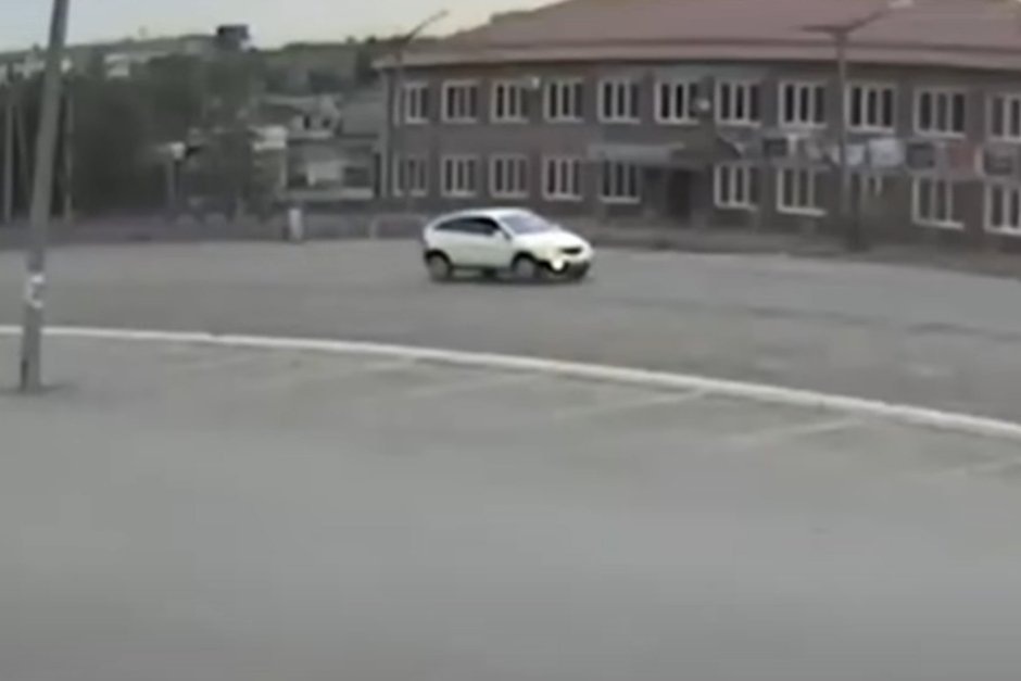 Автомобиль Валерия Андреева на записи уличной камеры наблюдения, Кадр: ПсиХ⛔️паты среди NACC • PRO NACC crime / YouTube