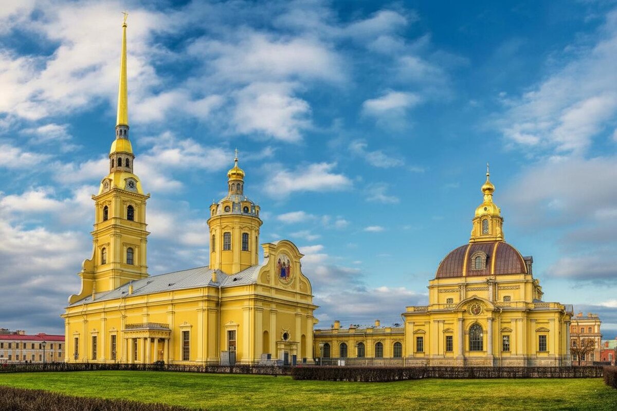 Петропавловский собор в Санкт-Петербурге - место упокоения российских императоров, начиная с Петра I