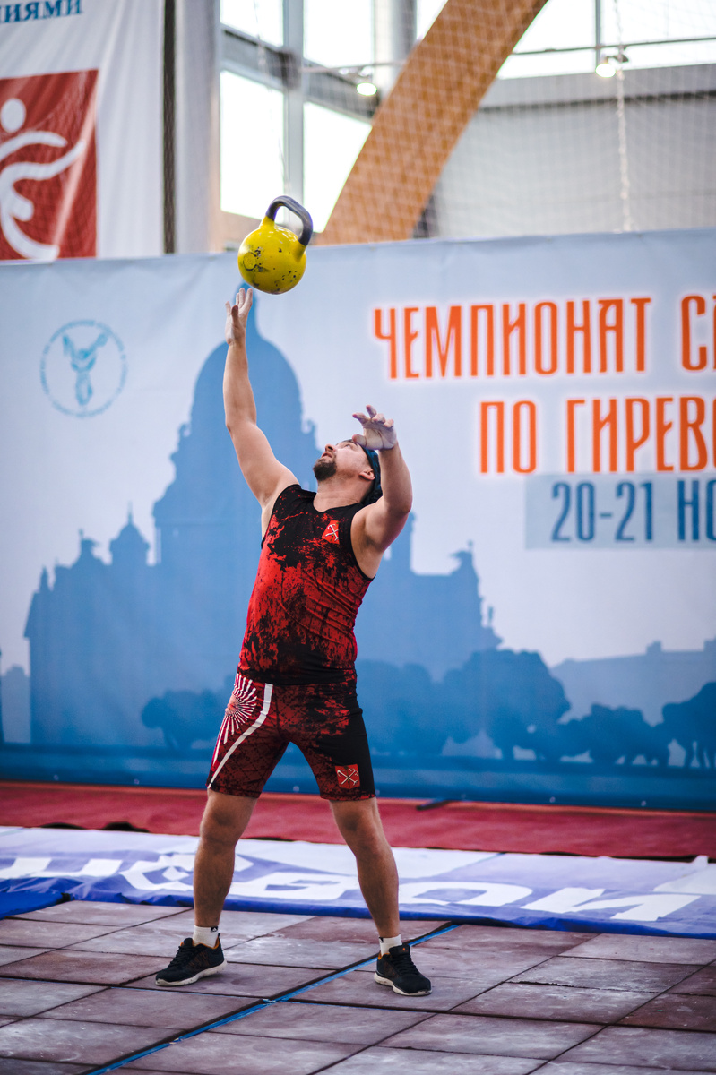 Реакция и координация - основа ловкости.
Кто считается среднестатистически ловким человеком? Тот кто не роняет предметы в быту, не падает на льду, может увернуться от внезапной преграды и поймать муху на лету👍
Любое движение вашего тела, даже без использования спортивных снарядов - это прежде всего умение ориентироваться в пространстве, умение точно использовать свои физические возможности, быстрое взаимодействие зрения, основных групп мышц и нервной системы. В спорте, особенно в спорте высших достижений, координация играет огромную роль, не зависимо каким спортом вы занимаетесь.
Гиревое жонглирование - отлично  "разгоняет" необходимые для хорошей физической формы навыки: гиревые жонглёры максимально координированы, физически сильны, пропорционально развиты и выносливы. 
Тренировки по гиревому жонглированию не ограничиваются только жонглированием гирей: подсобные упражнения с медболами, штангой, классические упражнения гиревого спорта, упражнения на реакцию - все это входит в подготовку спортсменов в рамках ОФП. Гиревое жонглирование - это самая зрелищная дисциплина гиревого спорта 👍
