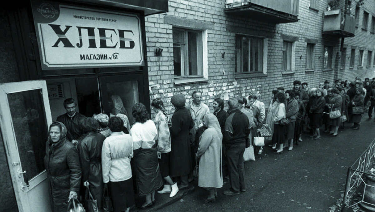 Очереди стали символом повседневности - за продуктами, за услугами, за возможностями