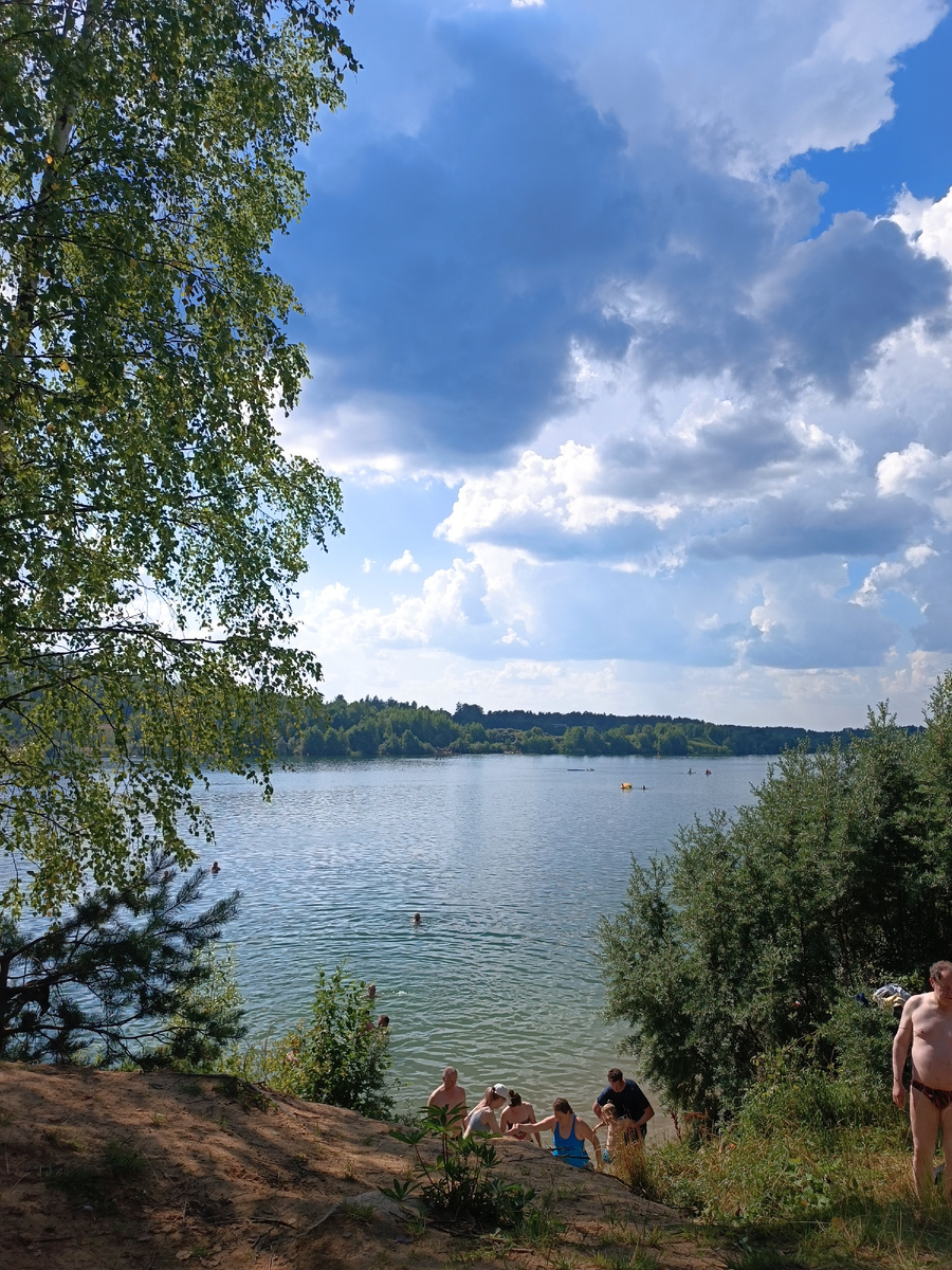 Народу так было много, что мы нашли новый пляж себе. Потому что на "центральном" было не где яблочко упасть.