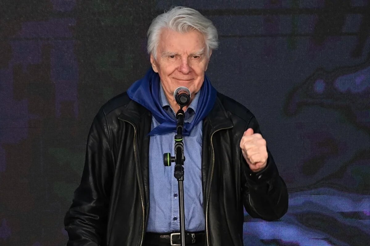    Актёр Юрий Назаров выступает на патриотическом мероприятии «Синий платочек Победы», посвящённом 80-летию Победы, 2025 год.