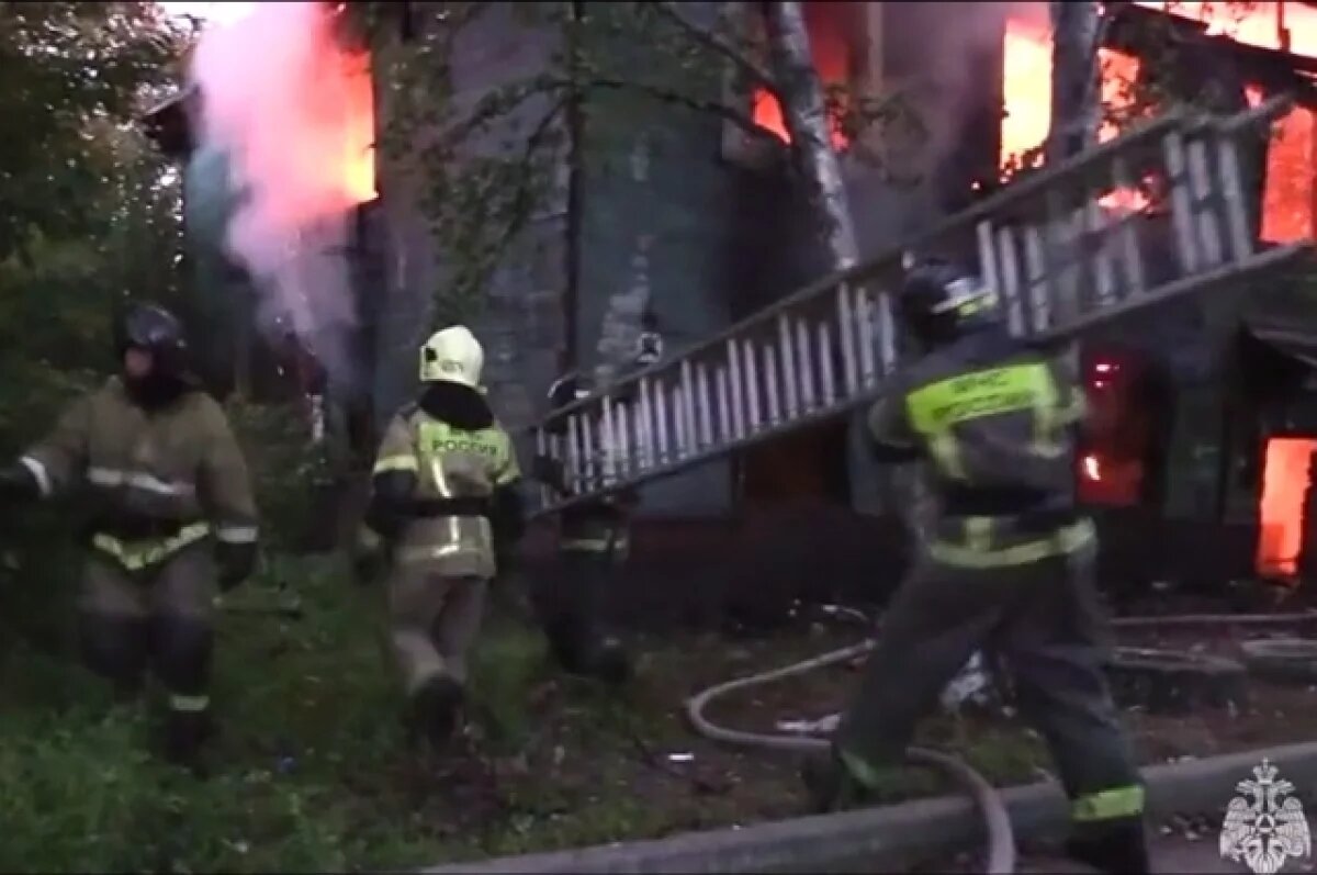    В Хабаровске сгорел заброшенный барак, огонь едва не перекинулся на дома