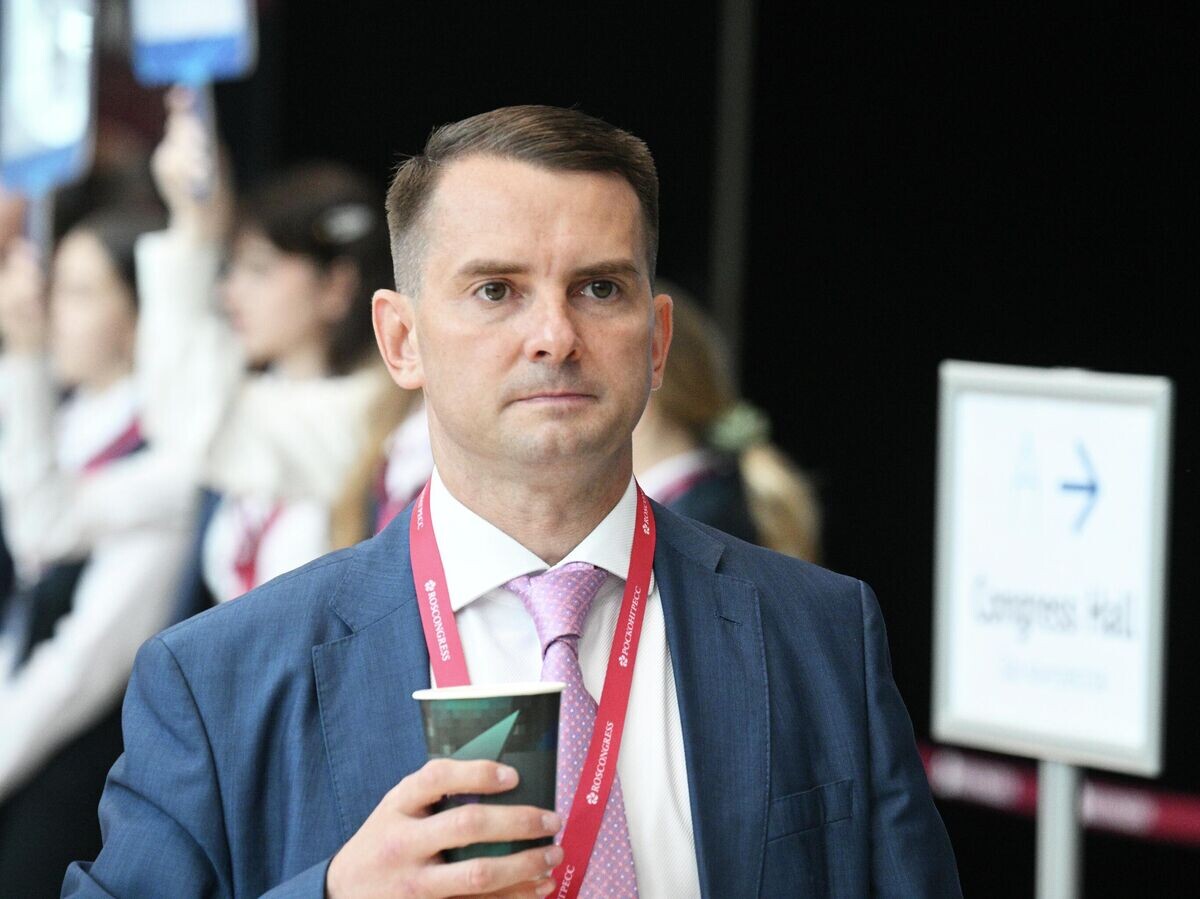    Ярослав Нилов перед началом пленарного заседания ПМЭФ-2025© РИА Новости / Илья Питалев