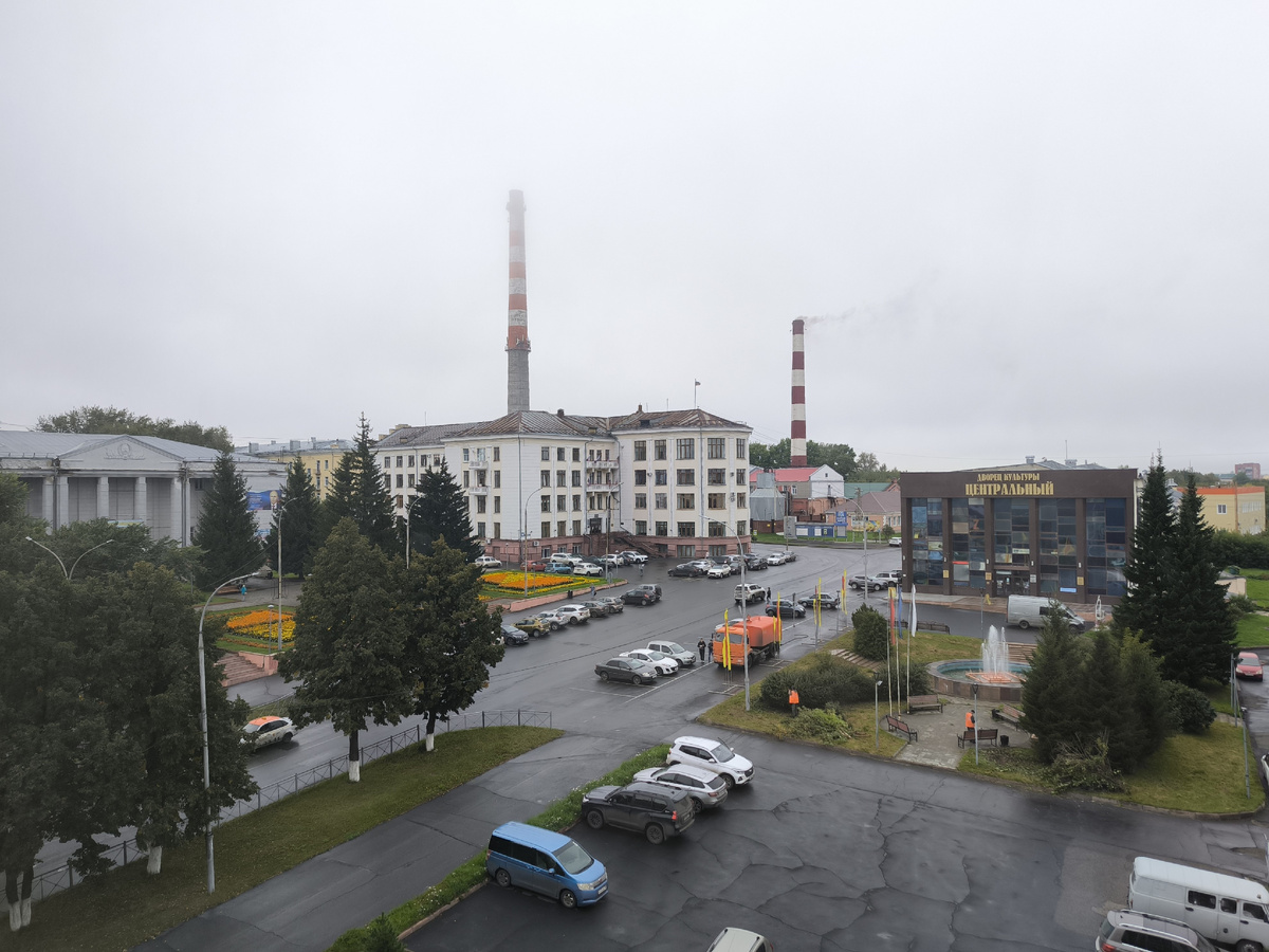 Площадь Ленина. Туманчик. Слева направо: музыкальная школа, администрация, ДК