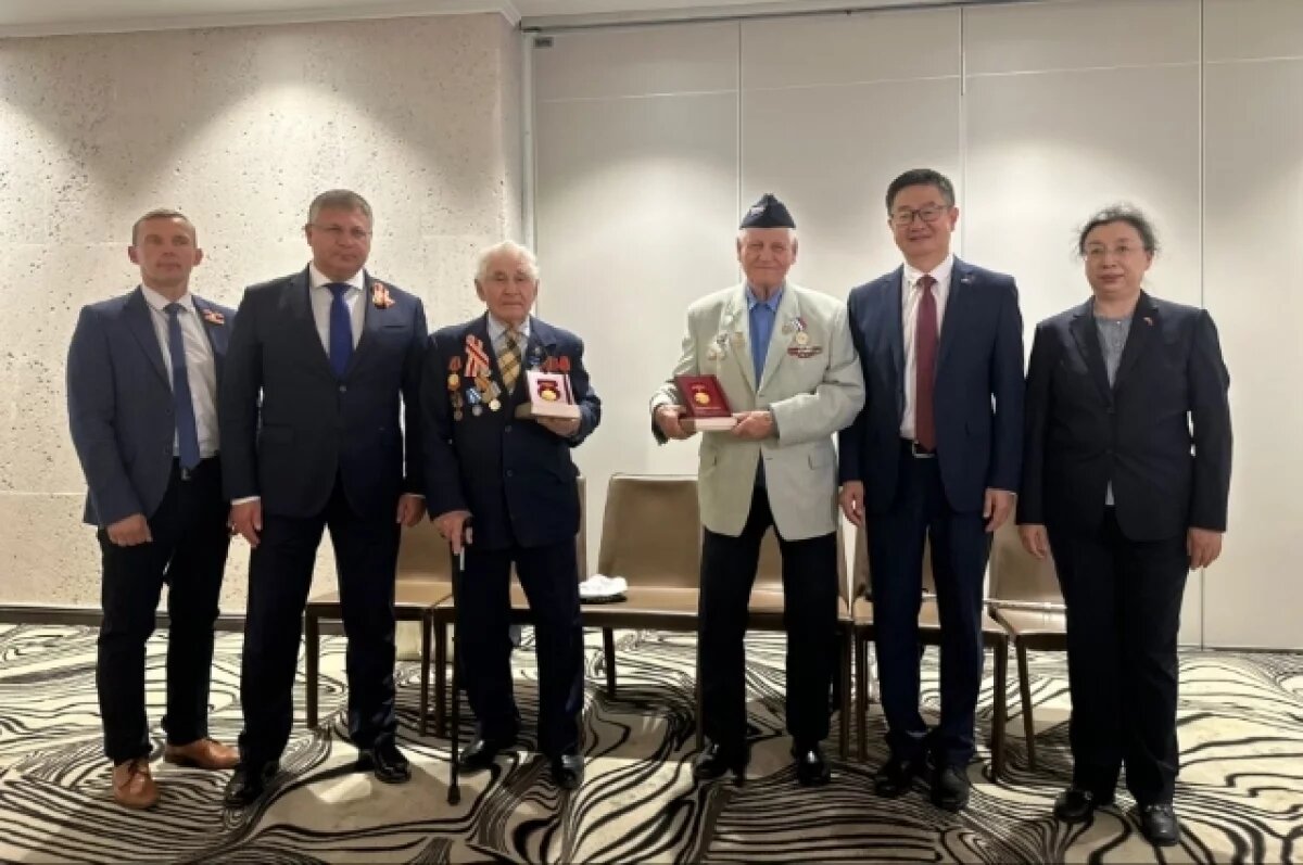    В Хабаровске ветеранам вручили медали от Генконсульства Китая