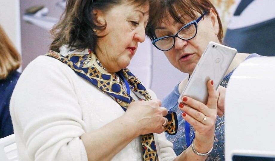 Юрист объяснил, что будет, если сейчас не снимать всю пенсию с карты