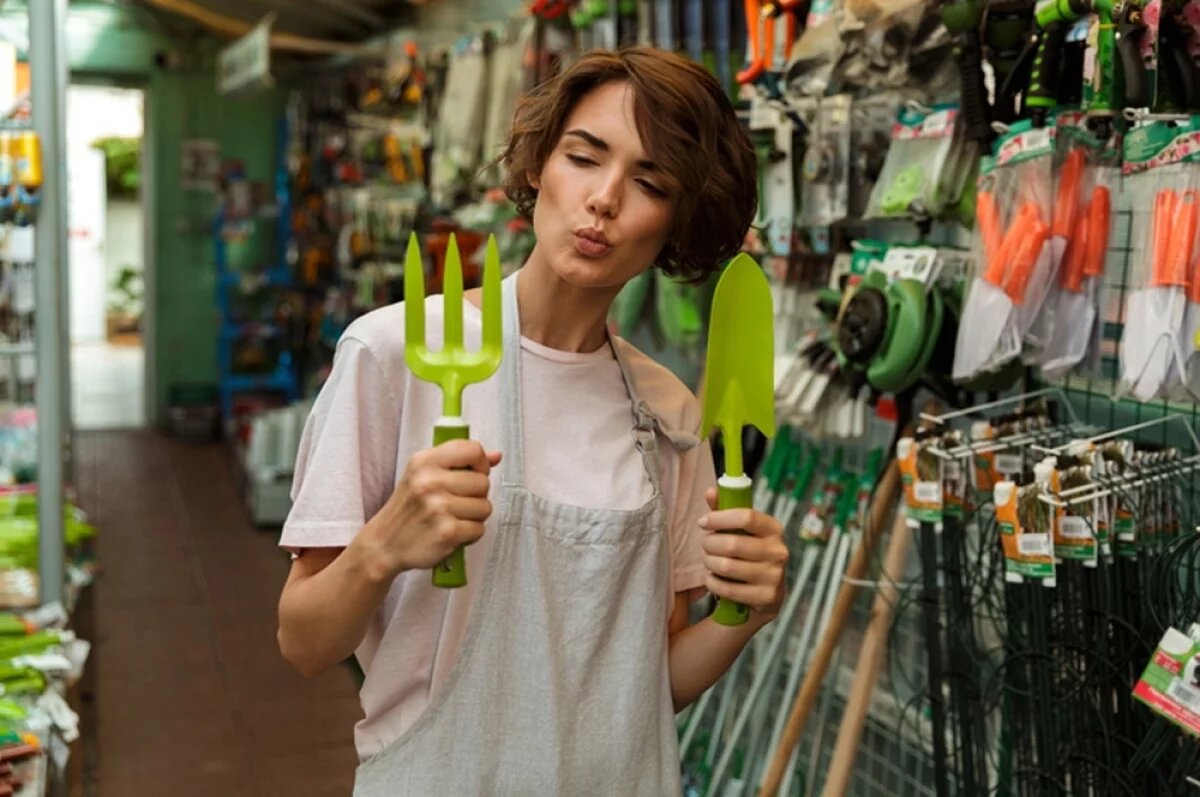    Если вы планировали прикупить что-то для сада или огорода на следующее лето, будет выгоднее сделать это уже с середины осени и до начала весны.