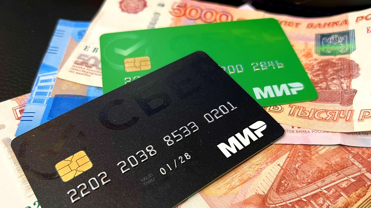 Подросткам запретят выдавать банковские карты: новые ограничения от государства