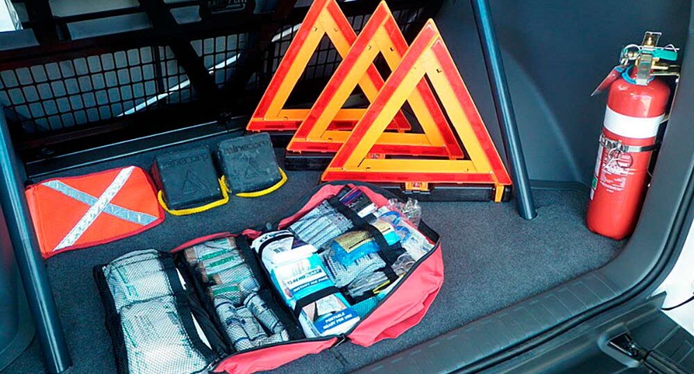 Обязательные предметы в автомобиле в 2025 году: что должно быть под рукой, чтобы не платить штрафы