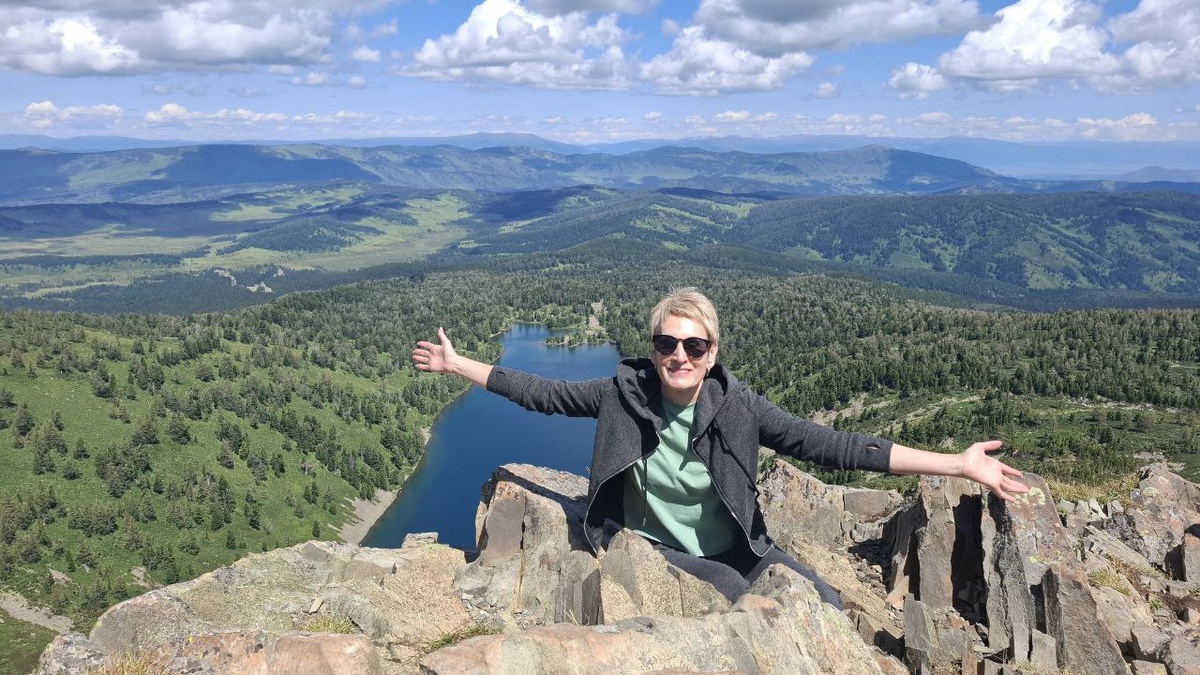 туристка на смотровой площадке