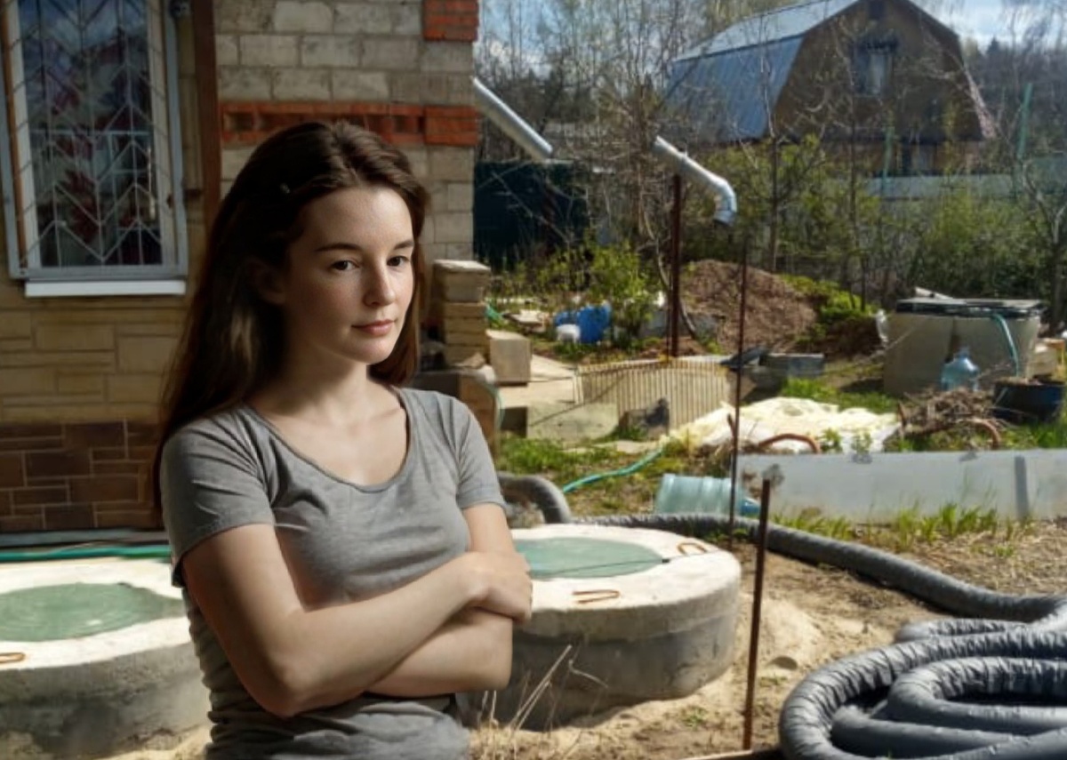 Моя помощница на фоне септика из колец