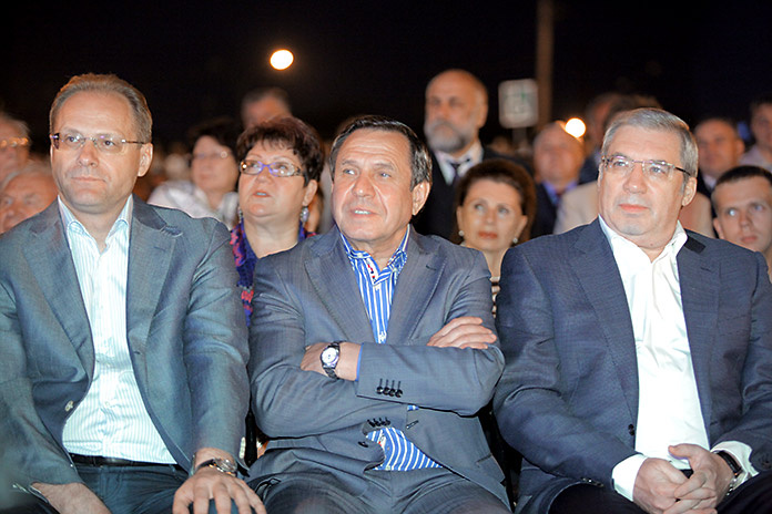    Фото из архива «Континента Сибирь». Губернатор Новосибирской области Василий Юрченко, мэр Новосибирска Владимир Городецкий, полпред президента России в СФО Виктор Толоконский (слева направо) на открытии памятника императору Александру III, июнь 2012