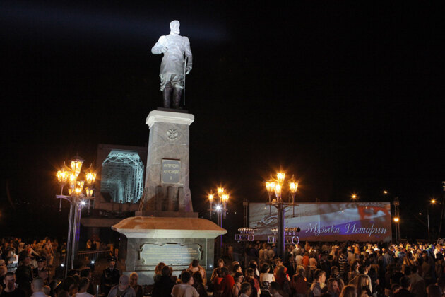    Фото из архива «Континента Сибирь». Открытие монумента императору Александру III, июнь 2012