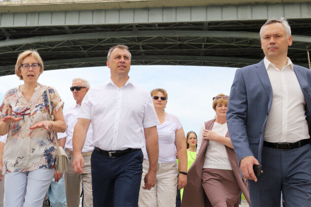    Фото из архива «Континента Сибирь». Начальник Западно-Сибирской железной дороги Александр Грицай и губернатор Новосибирской области Андрей Травников на набережной