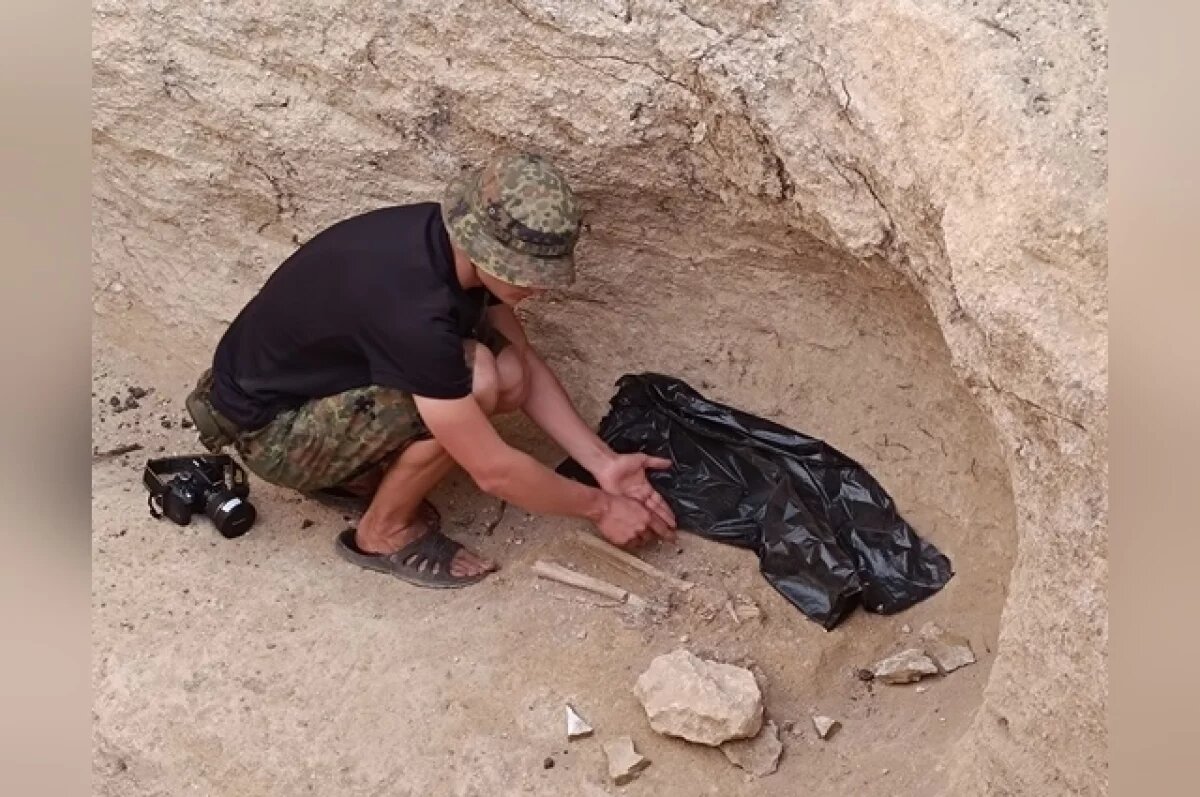    Зачистка подбойной могилы, некрополь Опушки.