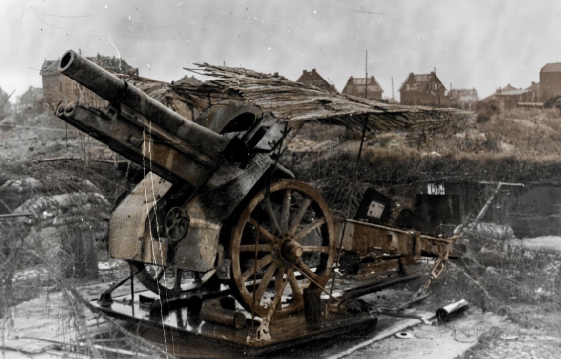 Чешская 150-мм гаубица vz.25 установлена ​​на турникете в открытом орудийном окопе