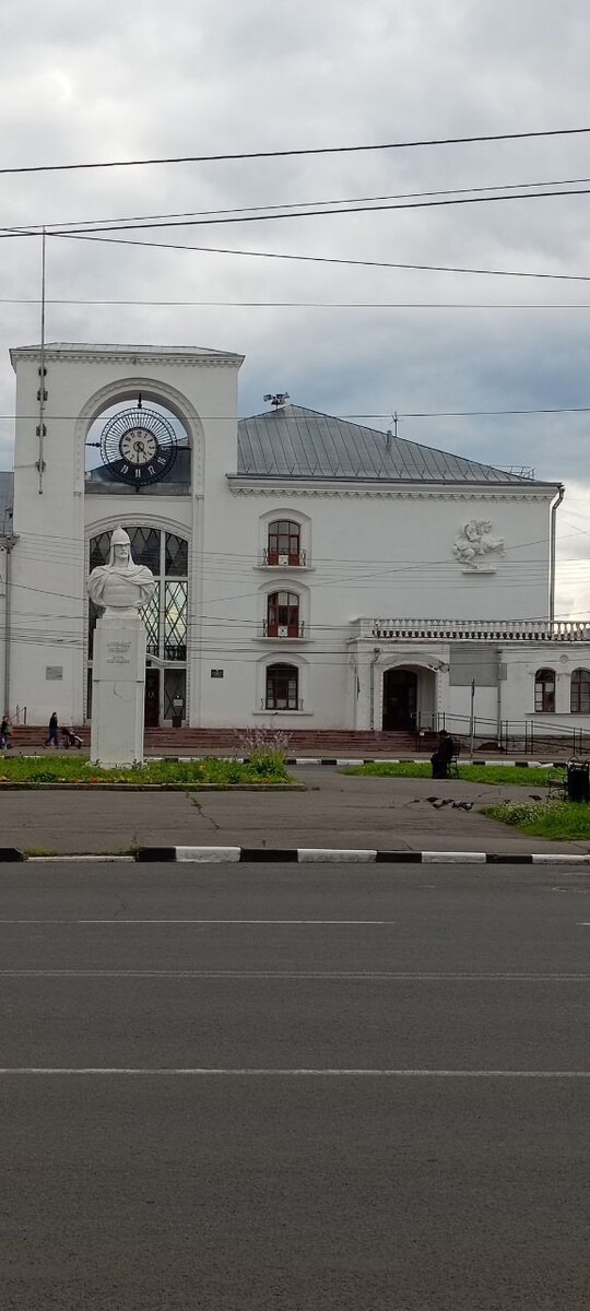 Железнодорожный вокзал и памятник Александру Невскому