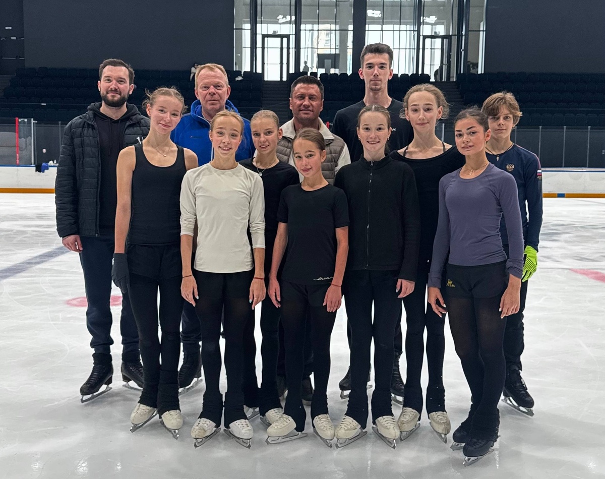 Группа Этери Тутберидзе вместе с Павлом Приручным.