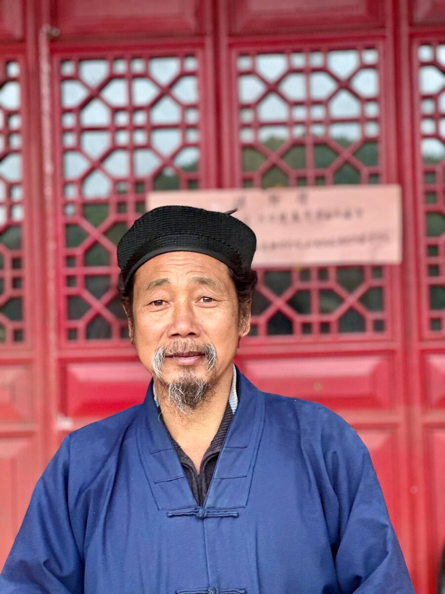 Служитель буддийского храма в окрестностях города Хэйхэ