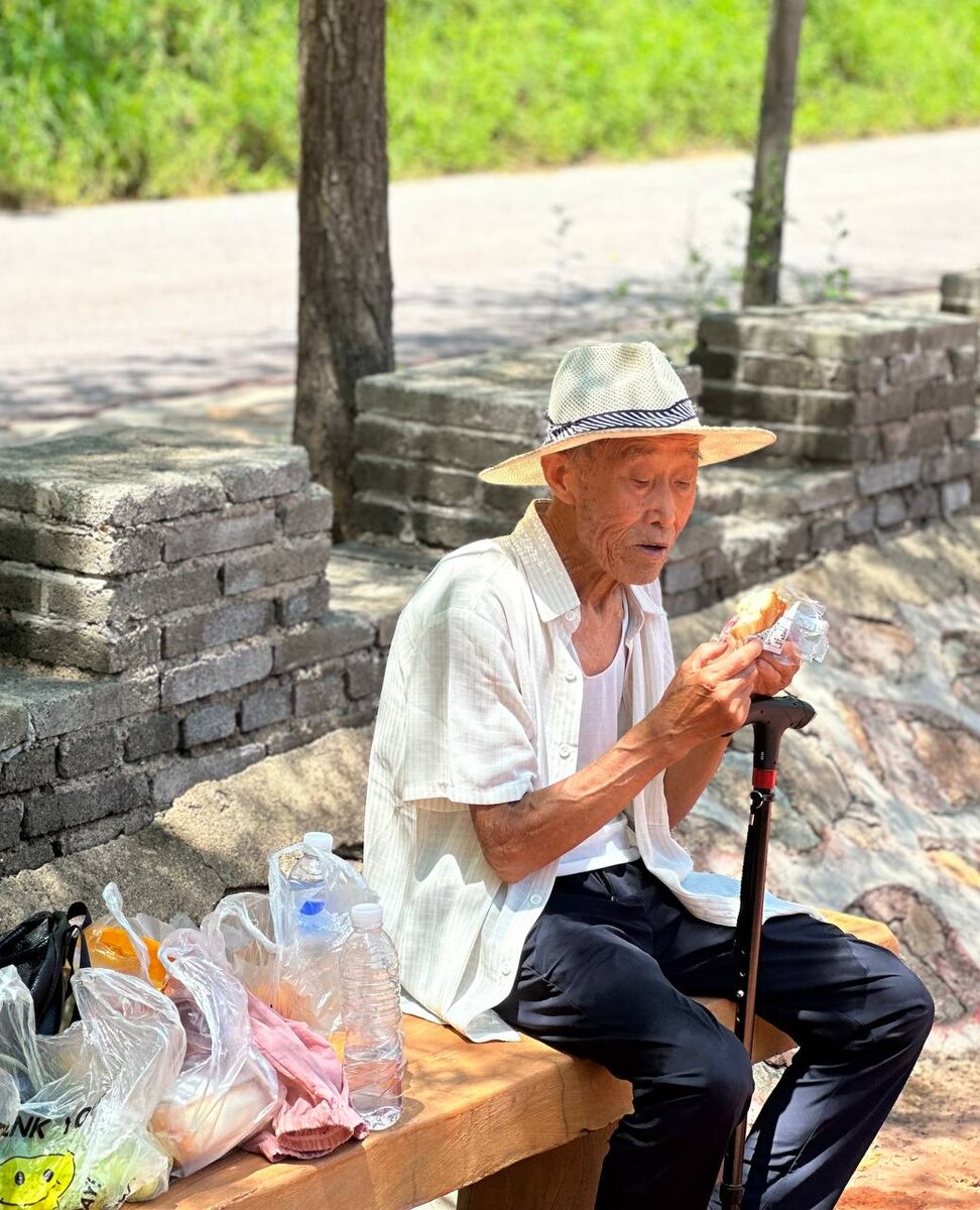 Пенсионер обедает в природном заповеднике, Цинхуандао.
