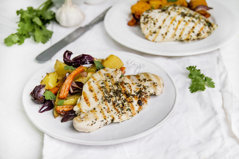 Куриные стейки с печёными овощами и прованскими травами