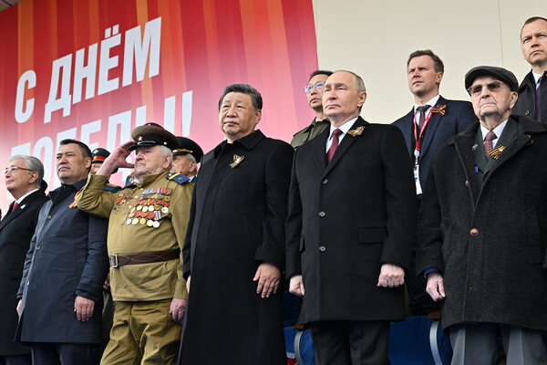    Президент РФ Владимир Путин и председатель КНР Си Цзиньпин на Красной площади в Москве на военном параде, посвященном 80-летию Победы, 9 мая 2025 года / Иван Секретарев/Михаил Корытов/Фотохост-агентство РИА Новости